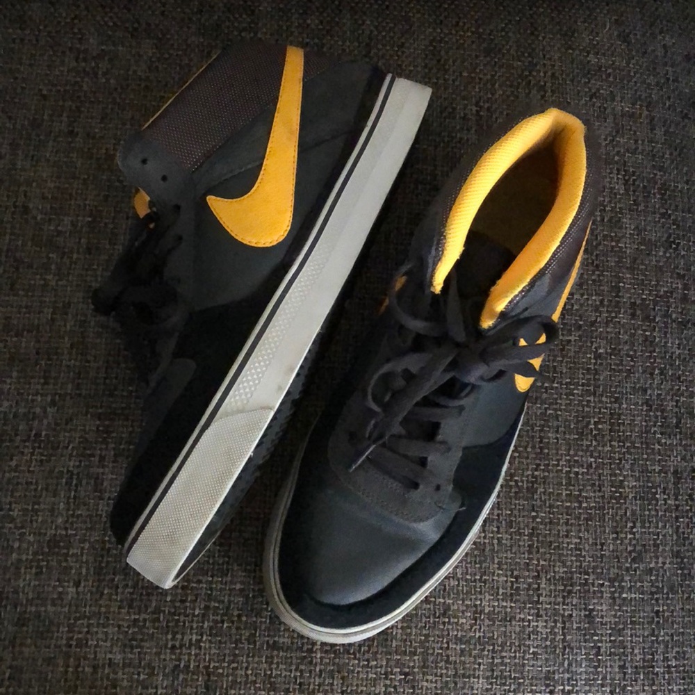 LIKE NEW men’s Nike SBs